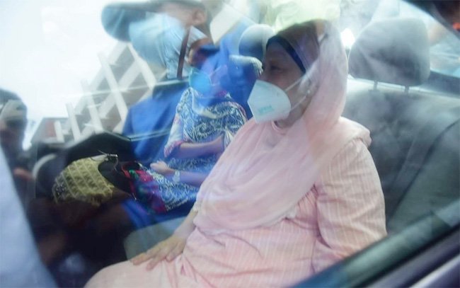 টিকার দ্বিতীয় ডোজ নিলেন খালেদা জিয়া