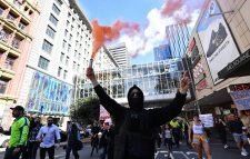 অস্ট্রেলিয়ায় লকডাউন বিরোধীদের সঙ্গে পুলিশের সংঘর্ষ, গ্রেপ্তার কয়েকশ’