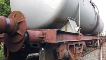 বগি লাইনচ্যুত: খুলনার সঙ্গে সারা দেশের ট্রেন যোগাযোগ বিচ্ছিন্ন