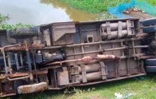 শান্তিগঞ্জে রাস্তা ছেড়ে খাদে বেপরোয়া গতির বাস