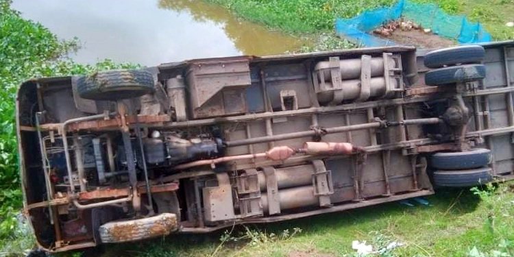 শান্তিগঞ্জে রাস্তা ছেড়ে খাদে বেপরোয়া গতির বাস