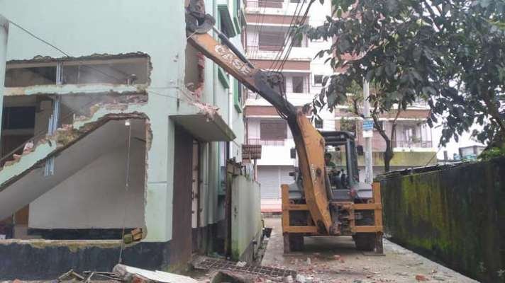 বালুচরে গ্যাস লাইনের উপর বহুতল ভবন, ভেঙে দিলো জালালাবাদ গ্যাস