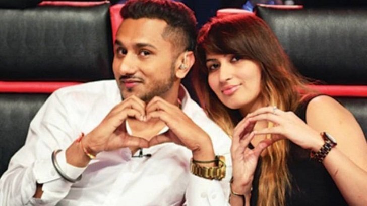 হানি সিংহের বাবার বিরুদ্ধে পুত্রবধূকে যৌন হেনস্থার অভিযোগ