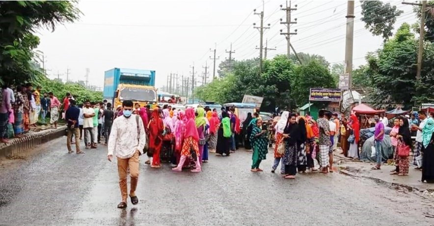 মহাসড়ক অবরোধ করে পোশাক শ্রমিকদের বিক্ষোভ