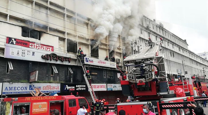 আনন্দ টিভির ভবনে অগ্নিকাণ্ড, নিয়ন্ত্রণে ১১ ইউনিট