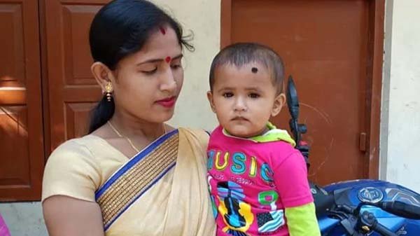 এক রশিতে মেয়েকে ঝুলিয়ে আরেক রশিতে মায়ের আত্মহত্যা!