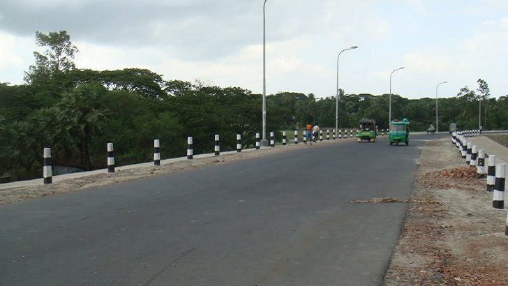 বৈদ্যুতিক খুঁটিতে পিকআপ ভ্যানের ধাক্কা, নিহত ৬