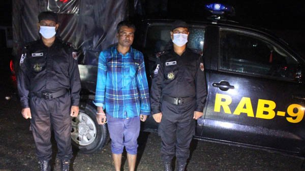 লালদিঘীরপাড় থেকে মাদক ব্যবসায়ী গ্রেপ্তার