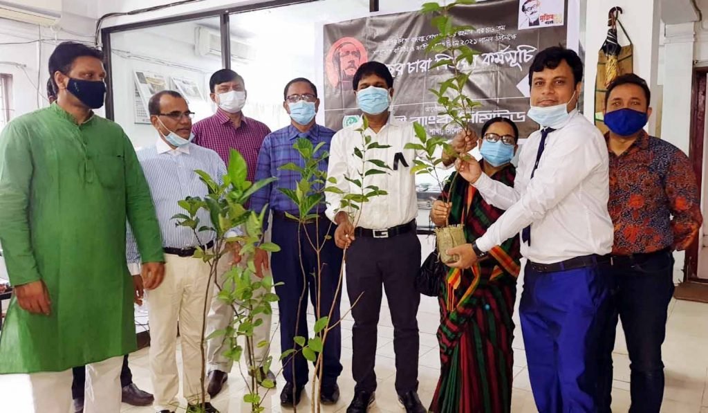 শোকাবহ আগষ্টে অগ্রণী ব্যাংক শিবগঞ্জ শাখার গাছের চারা বিতরণ