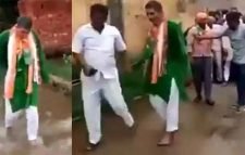 বিজেপির  বিধায়ককে নোংরা পানিতে খালি পায়ে হাঁটিয়েছেন বিক্ষুব্ধ গ্রামবাসী