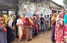 পোশাক কারখানায় স্বাস্থ্যবিধি ঢিলেঢালা, কাজে যোগ দিয়েছেন কর্মীরা