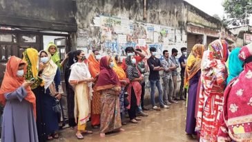 পোশাক কারখানায় স্বাস্থ্যবিধি ঢিলেঢালা, কাজে যোগ দিয়েছেন কর্মীরা