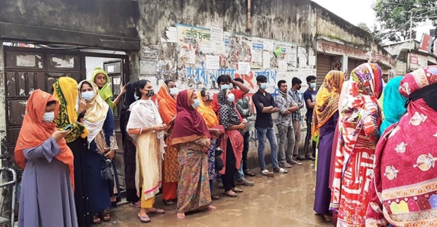 পোশাক কারখানায় স্বাস্থ্যবিধি ঢিলেঢালা, কাজে যোগ দিয়েছেন কর্মীরা