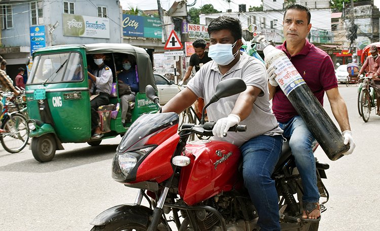 অক্সিজেন নিয়ে ছুটে চলেছেন যুবলীগ সভাপতি আলম খান মুক্তি