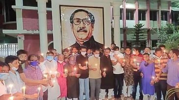 আগষ্টের প্রথম প্রহরে বঙ্গবন্ধুর প্রতিকৃতিতে  প্রদীপ প্রজ্জলন ও শ্রদ্ধা জ্ঞাপন