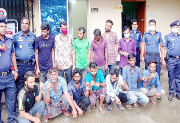 শায়েস্তাগঞ্জে জুয়ার সরঞ্জামসহ ১৩ জুয়াড়ি আটক