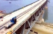 পদ্মা সেতুতে বসল শেষ স্ল্যাব, এখন বাকি পিচ ঢালাই