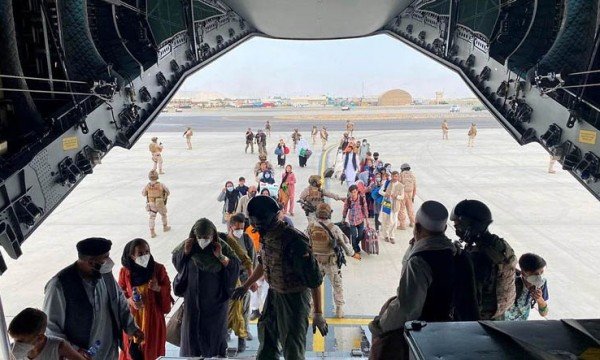 কাবুল বিমানবন্দরের বাইরে অপেক্ষায় ১৫ বাংলাদেশি