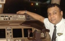 বাঁচানো গেল না বিমানের সেই পাইলটকে