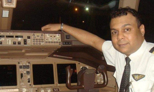 বাঁচানো গেল না বিমানের সেই পাইলটকে