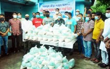  নয়াসড়ক ক্রীড়া সংস্থার উদ্যোগে খাদ্য সামগ্রী বিতরণ