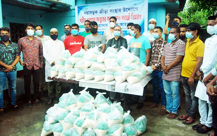নয়াসড়ক ক্রীড়া সংস্থার উদ্যোগে খাদ্য সামগ্রী বিতরণ