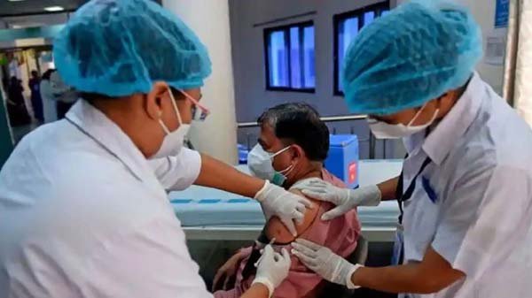 টিকা নেওয়া কোভিড রোগীদের মৃত্যুঝুঁকি কম