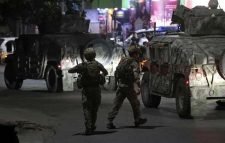 কাবুল বিমানবন্দরে আত্মঘাতী হামলার আশঙ্কা, বাড়ছে উদ্বেগ