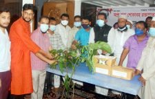 শোকাবাহত আগস্ট মাসে গাছের চারা ও স্বাস্থ্য সুরক্ষা সামগ্রী বিতরণ