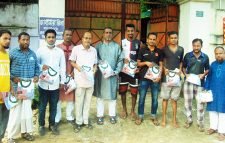 খেলোয়াড়দের মধ্যে সাংবাদিক বাবর  সমর্থক গোষ্ঠীর জার্সি বিতরণ