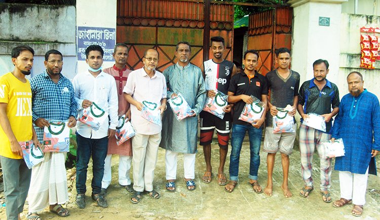 খেলোয়াড়দের মধ্যে সাংবাদিক বাবর  সমর্থক গোষ্ঠীর জার্সি বিতরণ