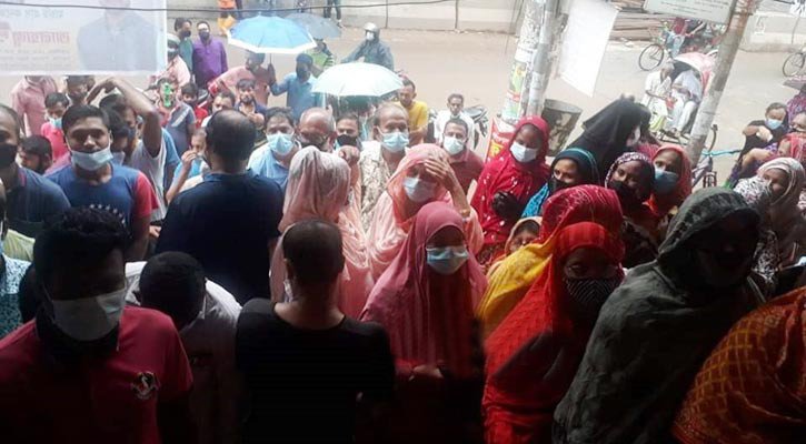 টিকাকেন্দ্রে উপচেপড়া ভিড়, কার্ড পেতে ভোগান্তি