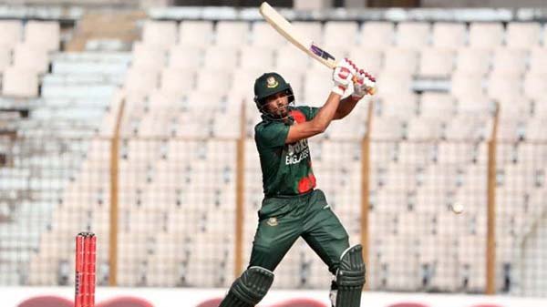 ছক্কার পরের বলে ক্যাচ তুলে সাজঘরে