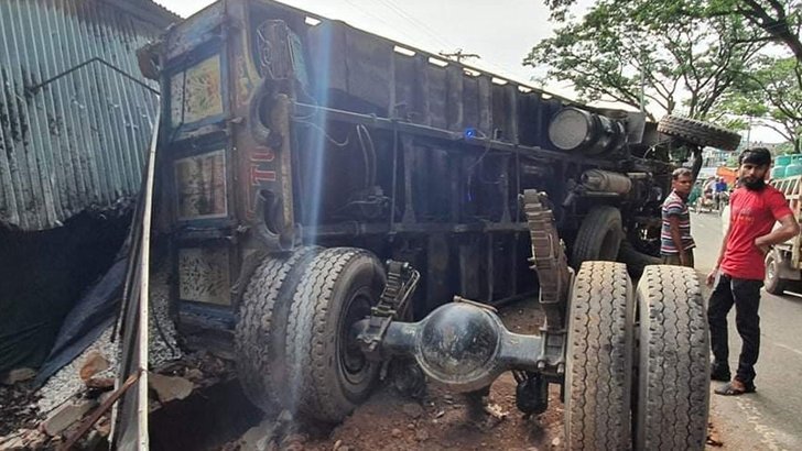 কুমিল্লা-সিলেট মহাসড়কে ট্রাকচাপায় নিহত ৩