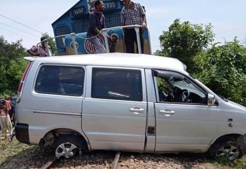 কুলাউড়ায় মাইক্রোবাসে সিলেটগামী ট্রেনের ধাক্কা, নিহত ২