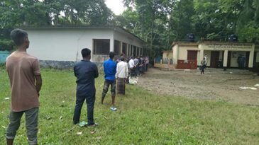 ভোটগ্রহণ শুরু, ভোটার উপস্থিতি কম