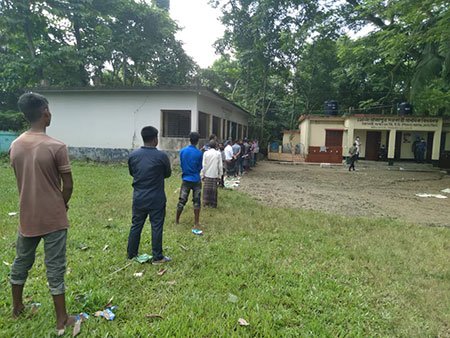 ভোটগ্রহণ শুরু, ভোটার উপস্থিতি কম