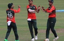 নাসুমের আগুনে বোলিং