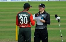 শরিফুলের ৩ বলের ব্যবধানে ২ উইকেট