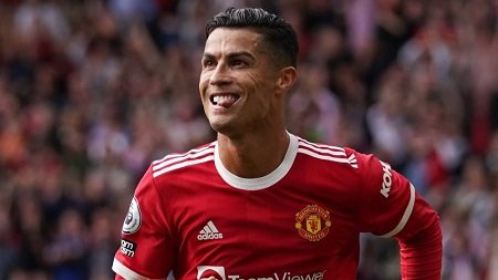 জোড়া গোলে ‘অভিষেক’ রাঙালেন রোনালদো