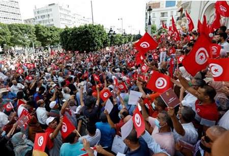 তিউনিসিয়ায় একনায়ক প্রেসিডেন্ট, বিক্ষোভে উত্তাল রাজধানী