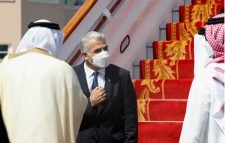 ঐতিহাসিক সফরে বাহরাইনে ইসরাইলের পররাষ্ট্রমন্ত্রী