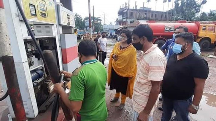 তিন পেট্রলপাম্পকে ৪৫ হাজার টাকা জরিমানা