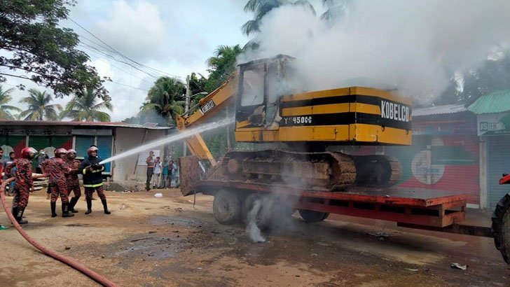 শ্রীমঙ্গলে রেলের এক্সাভেটরে আগুন ধরিয়ে দিয়েছে দুর্বৃত্তরা