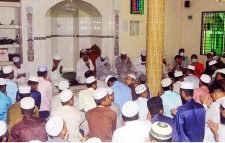 নয়াসড়কে মাদ্রাসা শিক্ষার্থীদের মাঝে খাবার বিতরণ