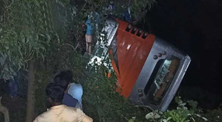 পটুয়াখালীতে বাস খাদে পড়ে আহত ১৩