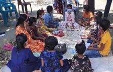 রাস্তায় ক্লাস করল শিক্ষার্থীরা