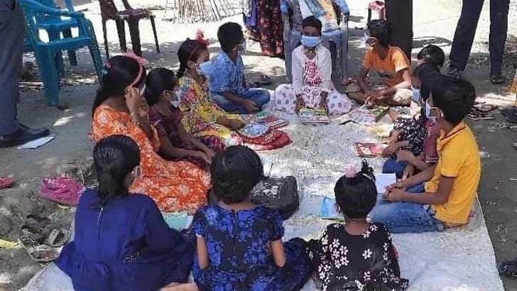 রাস্তায় ক্লাস করল শিক্ষার্থীরা