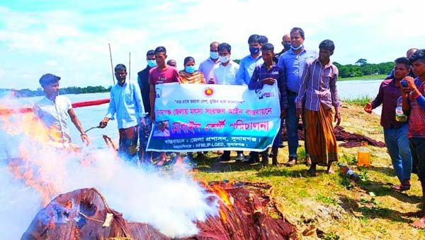 শান্তিগঞ্জে পুড়ানো হলো দুই লক্ষ টাকার অবৈধ জাল