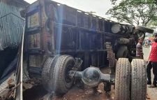 কুমিল্লায় পাথরবাহী ট্রাকচাপায় নিহত ৩